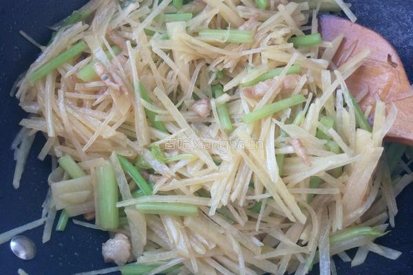 土豆丝炒芹菜的做法图解7