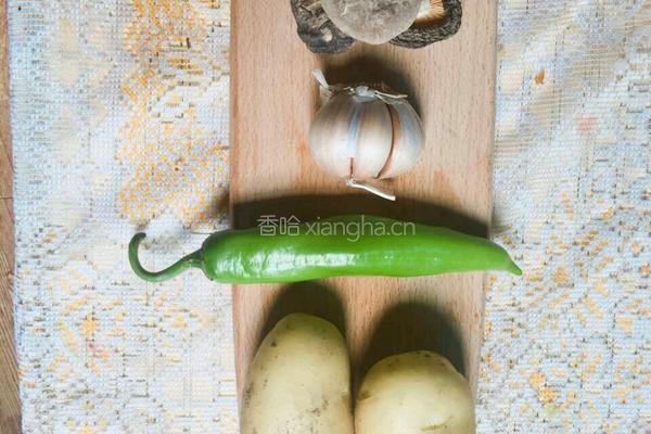 三宝焖鸭（土豆香菇青椒焖鸭）的做法图解1