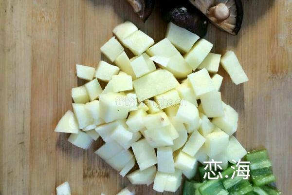 三宝焖鸭（土豆香菇青椒焖鸭）的做法图解2