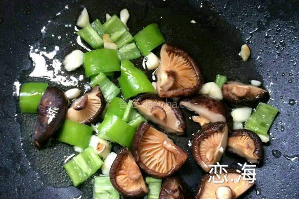 三宝焖鸭（土豆香菇青椒焖鸭）的做法图解6