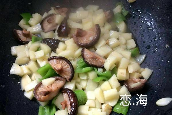 三宝焖鸭（土豆香菇青椒焖鸭）的做法图解7