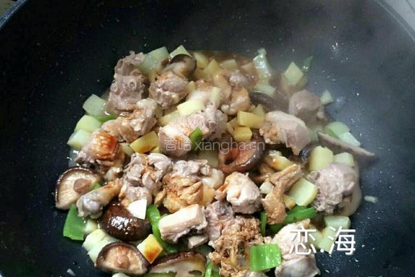 三宝焖鸭（土豆香菇青椒焖鸭）的做法图解8