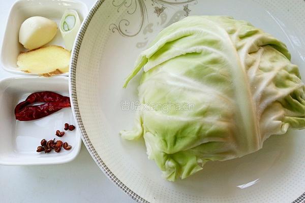 炝炒圆白菜的做法图解1