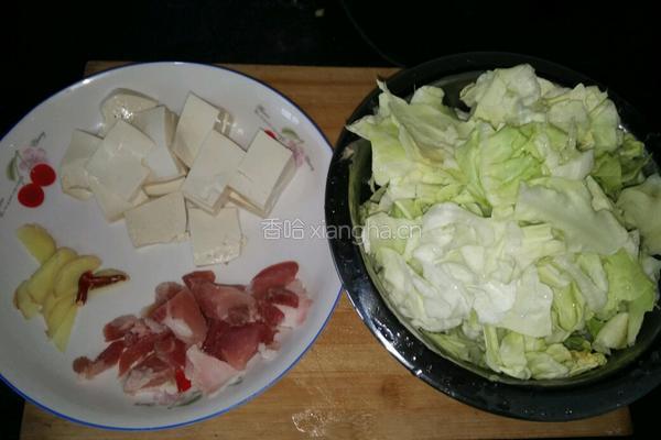 白菜炖豆腐的做法图解1