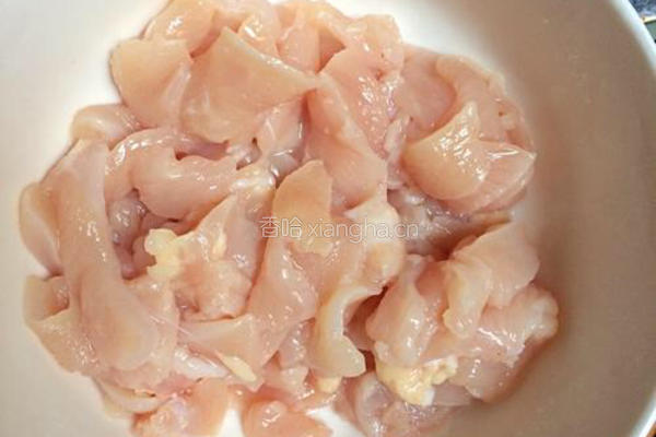 青椒炒鸡肉的做法图解1