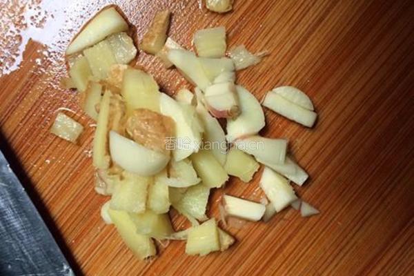 青椒炒鸡肉的做法图解2
