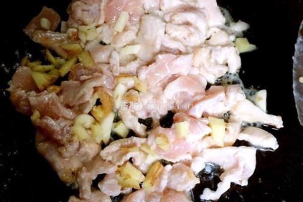 青椒炒鸡肉的做法图解5