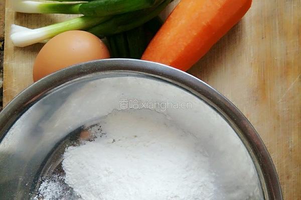 胡萝卜蛋饼的做法图解1