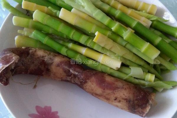 腊肠炒水竹笋的做法图解2