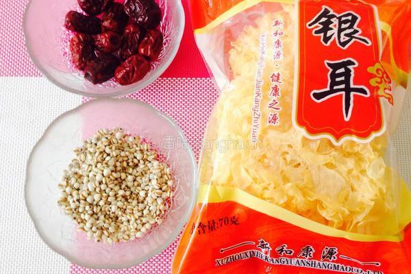 银耳羹的做法图解1