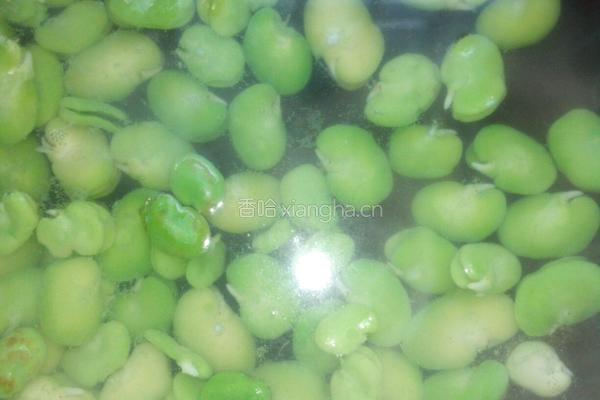蚕豆香菇炒鸡蛋的做法图解2