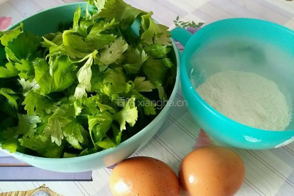 芹菜叶鸡蛋饼的做法图解1
