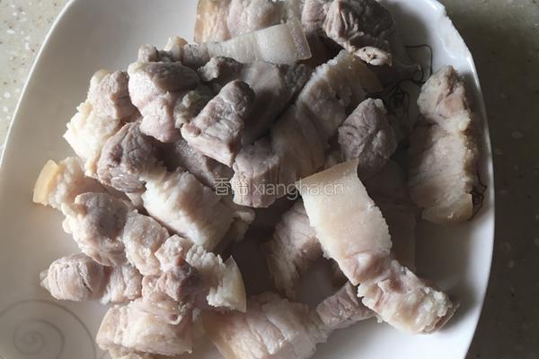 砂锅 土豆红烧肉的做法图解2