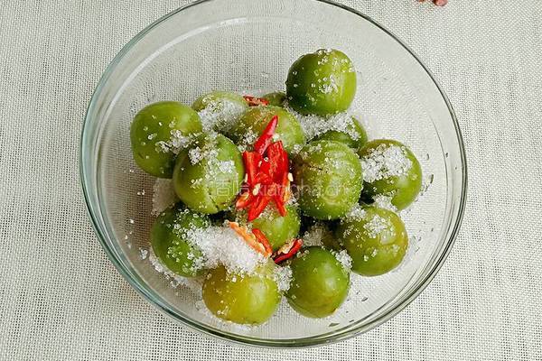 腌李子的做法图解3