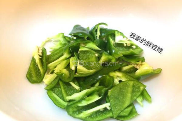 尖椒炒鸡蛋的做法图解1