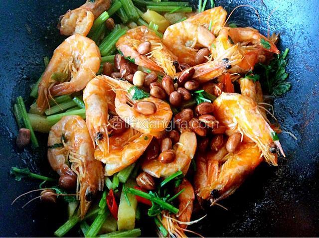 加香菜、花生米翻炒均匀即可。