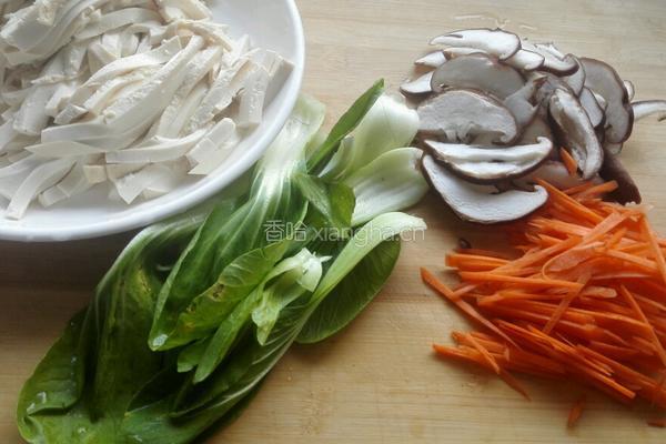 酸辣香菇豆腐汤的做法图解1