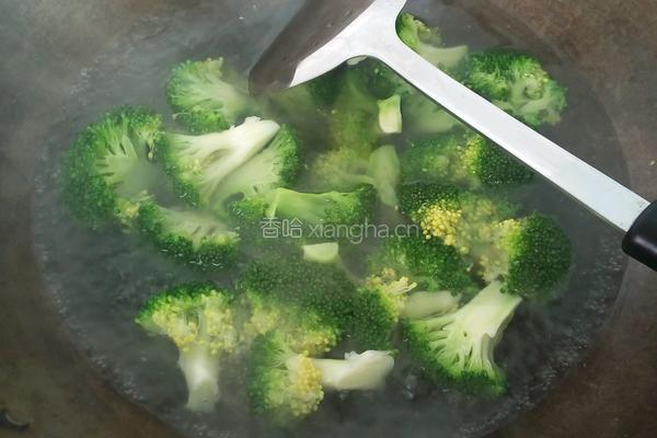 腊肉炒西兰花的做法图解3