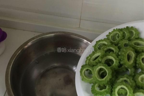 凉拌苦瓜黑木耳的做法图解3