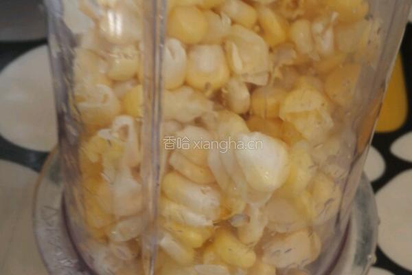 玉米鸡蛋饼的做法图解1