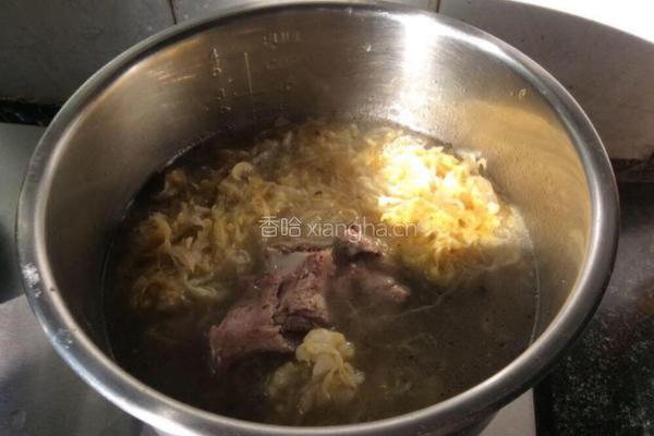大骨头炖酸菜的做法图解5