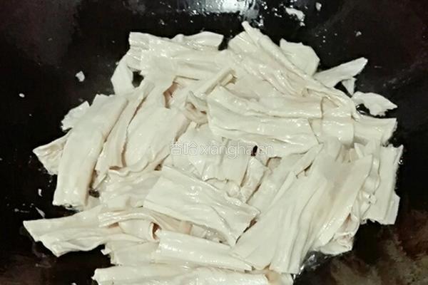 青椒炒腐竹的做法图解6