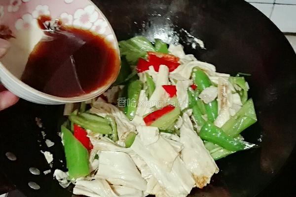 青椒炒腐竹的做法图解12