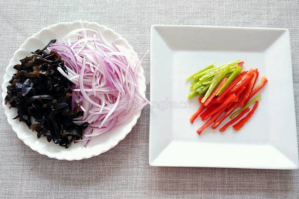 木耳拌洋葱的做法图解3