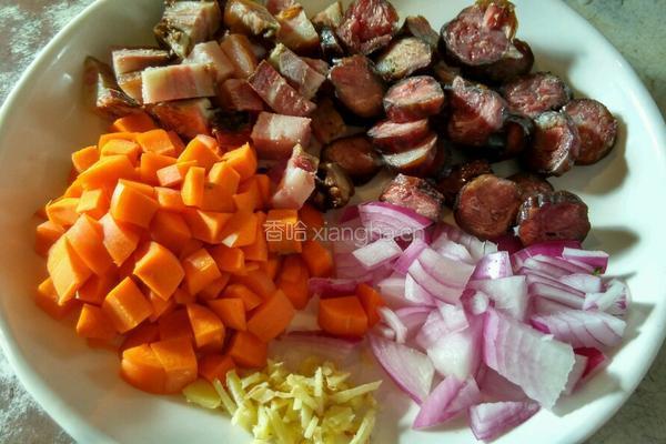 电饭煲腊肉香肠煲仔饭的做法图解3