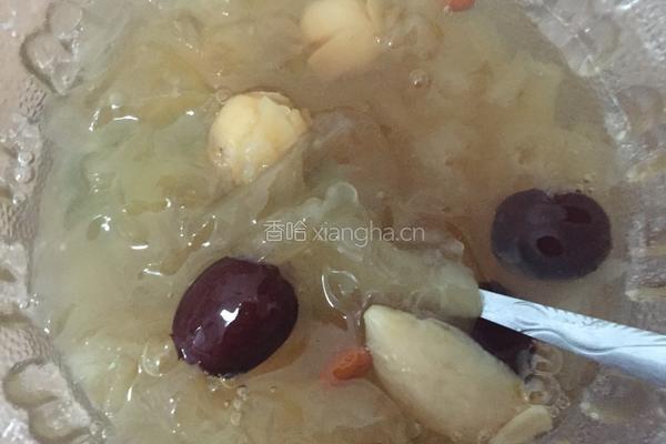 银耳红枣莲子羹的做法图解5