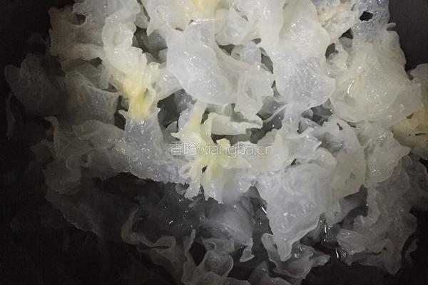 银耳红枣莲子羹的做法图解1