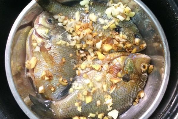 蒸太阳鱼的做法图解5