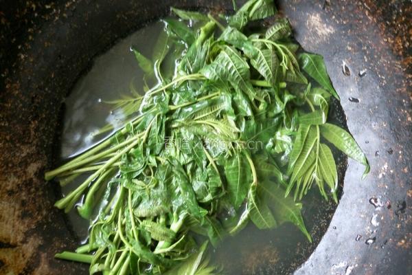 香椿拌蒜薹的做法图解5
