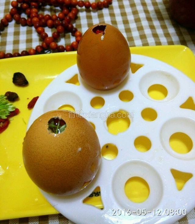 装好后，立着放在蒸蛋器上。如果没有蒸蛋器，可以找一个小的瓶盖儿放上去，保持鸡蛋直立。