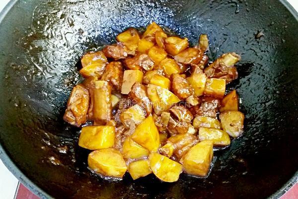 家常红烧排骨土豆的做法图解10