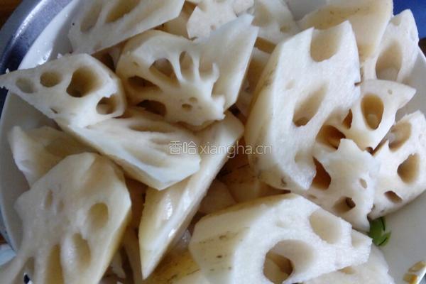 莲藕炖排骨的做法图解1