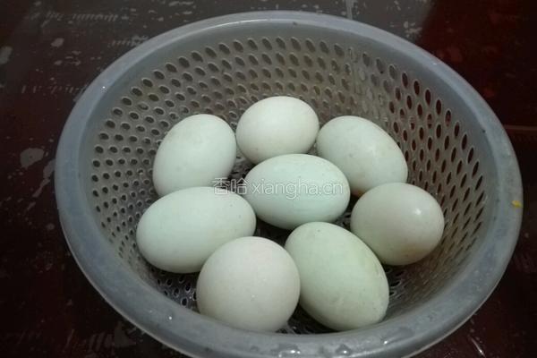 腌制咸鸭蛋的做法图解2