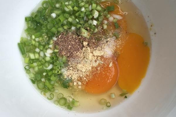 小葱鸡蛋饼的做法图解2