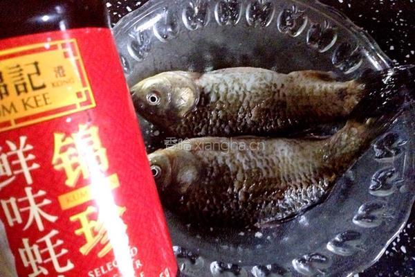 剁椒鲫鱼的做法图解2