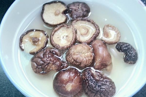 青菜炒蘑菇的做法图解1