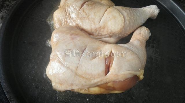 平底锅刷油放入腌好的鸡腿！