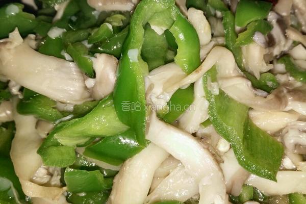 青椒炒菇的做法图解5