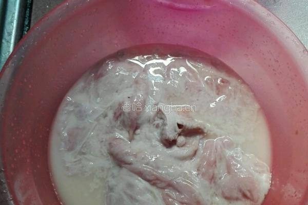 青椒炒肥肠的做法图解1
