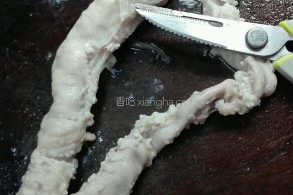 青椒炒肥肠的做法图解3