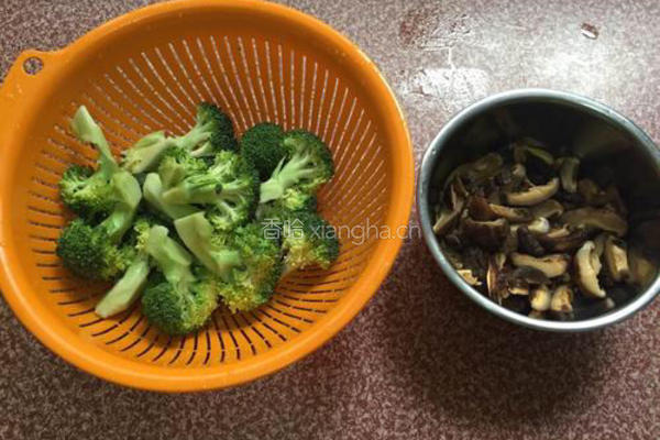 香菇西兰花的做法图解4