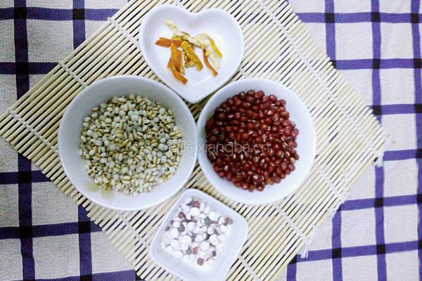 祛湿利器加强版红豆薏米粥的做法图解1
