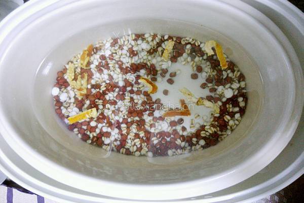 祛湿利器加强版红豆薏米粥的做法图解2