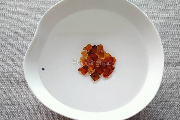 桃胶炖银耳的做法图解1
