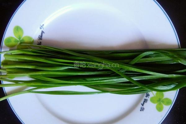 蚕豆炒韭菜的做法图解1