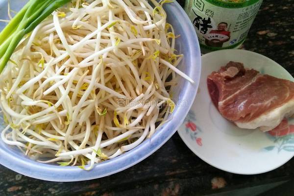 豆芽炒肉的做法图解1